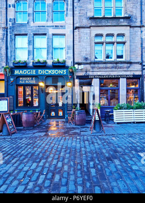Großbritannien, Schottland, Lothian, Edinburgh, Grassmarket Square, Dämmerung Blick auf die Maggie Dickson's und dem kleinsten Pub in Schottland. Stockfoto