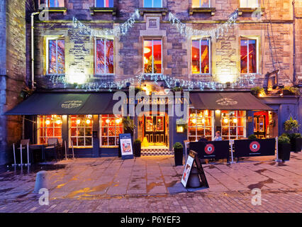 Großbritannien, Schottland, Lothian, Edinburgh, Grassmarket Square, Dämmerung Blick auf den Bienenstock Inn. Stockfoto