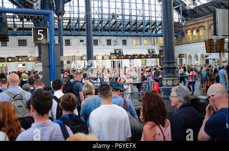 Brighton UK 2. Juli 2018 - Passagiere zurück kommen in Brighton Station nach langen Verzögerungen auf einem Zug Gatwick Express durch Signal Probleme von London Victoria verursacht Stockfoto