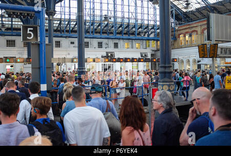 Brighton UK 2. Juli 2018 - Passagiere zurück kommen in Brighton Station nach langen Verzögerungen auf einem Zug Gatwick Express durch Signal Probleme von London Victoria verursacht Stockfoto