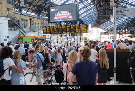 Brighton UK 2. Juli 2018 - Passagiere am Brighton Station wartet so lange Verzögerungen wurden durch Signal Probleme auf dem Brighton nach London Leitung verursacht Stockfoto