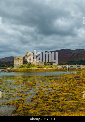 Germany/Deutschland, Hochland, Dornie, Blick auf Eilean Donan Castle. Stockfoto