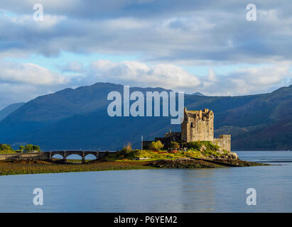 Germany/Deutschland, Hochland, Dornie, Blick auf Eilean Donan Castle. Stockfoto