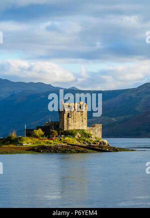 Germany/Deutschland, Hochland, Dornie, Blick auf Eilean Donan Castle. Stockfoto