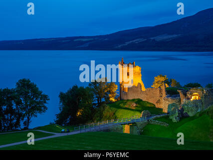 UK, Schottland, Highlands, Twilight-Blick auf das Urquhart Castle und Loch Ness. Stockfoto