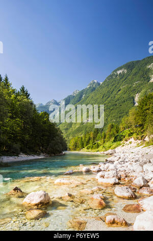 Slowenien, Region Goriska Bovec. Eine beliebte Strecke des Fluss Soca bekannt als Velika Korita. Stockfoto