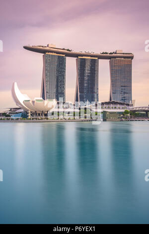 Singapur, Republik Singapur, Südostasien. Marina Bay Sands bei Sonnenuntergang. Stockfoto