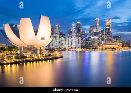 Singapur, Republik Singapur, Südostasien. Die ArtScience Museum und die Wolkenkratzer in der Abenddämmerung. Stockfoto