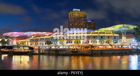 Clarke Quay und Singapore River in der Abenddämmerung, Singapur Stockfoto