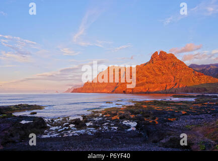 Spanien, Kanarische Inseln, Teneriffa, Punta del Hidalgo, Küste und Anagagebirge während des Sonnenuntergangs. Stockfoto