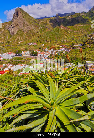 Spanien, Kanarische Inseln, Teneriffa, Taganana, Stadtbild mit Anagagebirge im Hintergrund und Aloe Pflanze im Vordergrund. Stockfoto