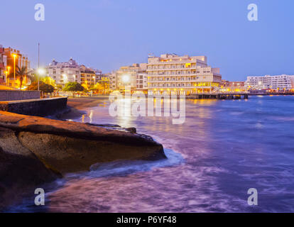 Spanien, Kanarische Inseln, Teneriffa, El Medano, Dämmerung Blick auf die Stadt. Stockfoto