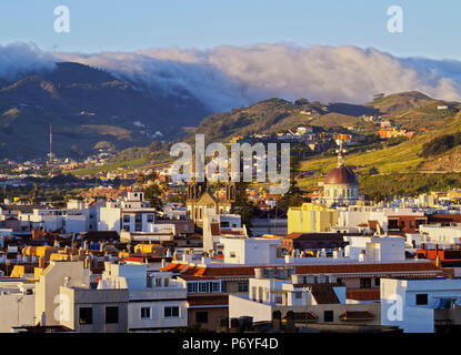 Spanien, Kanarische Inseln, Teneriffa, San Cristobal de La Laguna, Stadtbild mit Nuestra Señora de los Remedios Kathedrale und Anagagebirge im Hintergrund. Stockfoto