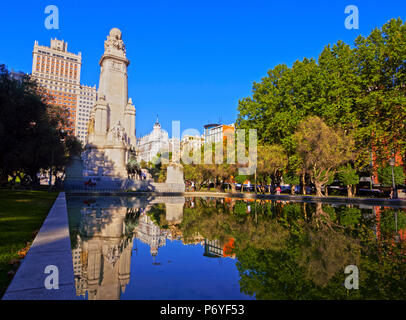 Spanien, Madrid, Parque del Oeste, Ansicht des Miguel de Cervantes Saavedra Denkmal auf der Plaza Espana. Stockfoto