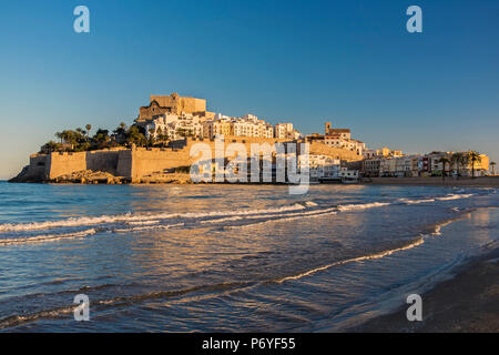 Blick auf den Sonnenuntergang über der befestigten Stadt Peniscola, Comunidad Valenciana, Spanien Stockfoto