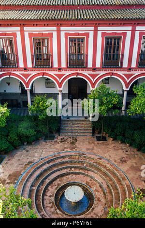 Innenhof des Hospital de los Venerables Sacerdotes oder Krankenhaus der ehrwürdigen Priester, Sevilla, Andalusien, Spanien Stockfoto