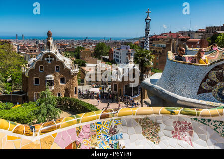 Park Güell mit Skyline der Stadt hinter Barcelona, Katalonien, Spanien Stockfoto