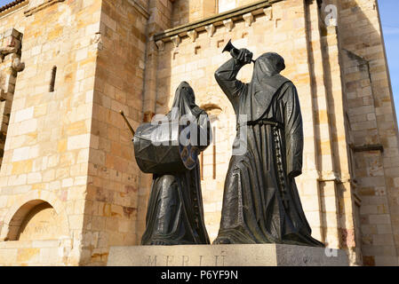 Die Merlu ist der Name, der die beiden Zeichen, die an alle Brüder, die bei der Prozession der heiligen Woche (Semana Santa) sammeln. Zamora Castilla y Leon. Spanien Stockfoto