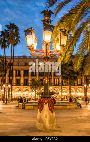 Lamp Post von dem berühmten katalanischen Architekten Antoni Gaudi in Placa Reial ausgelegt (Plaza Real), das Gotische Viertel, Barcelona, Katalonien, Spanien Stockfoto