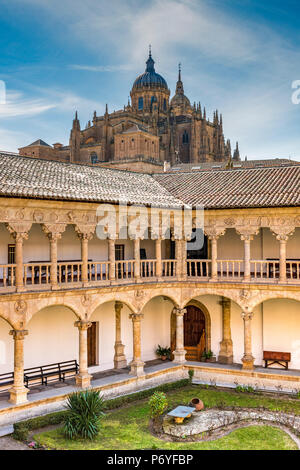 Convento de San Esteban mit der alten Kathedrale im Hintergrund, Salamanca, Kastilien und Leon, Spanien Stockfoto