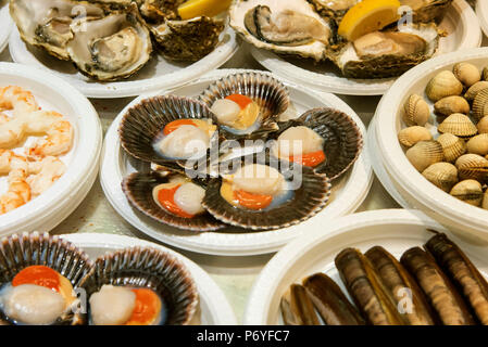 Muscheln und Schalentieren. Tapas im Mercado de San Miguel (Speisen und Tapas Markt), Madrid, Spanien Stockfoto