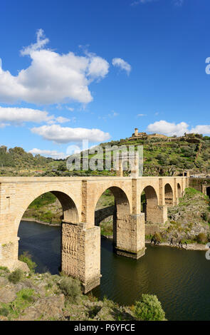 Die römische Brücke von Alcantara (die Trajan Brücke) ist ein Steinbogen Brücke über den Tejo bei Alcantara in 106 AD gebaut von einem Auftrag des römischen Kaiser Trajan. Es ist heute voll funktionsfähig. Extremadura, Spanien Stockfoto