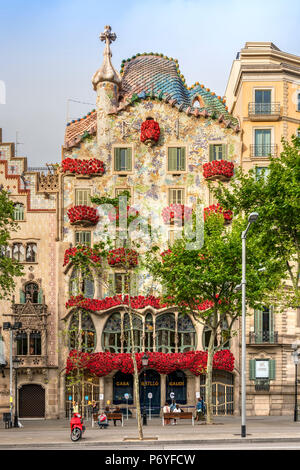 Casa Batllo geschmückt mit Rosen La Iada de Sant Jordi oder Saint George's Day, Schutzpatron von Katalonien (23. April), Barcelona, Katalonien, Spanien zu feiern. Stockfoto