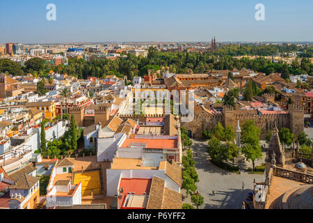 Blick von der Giralda Turm der Kathedrale auf der Real Alcazar und Sevilla, UNESCO-Weltkulturerbe, Andalusien, Spanien Stockfoto