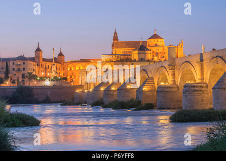 Die Römische Brücke von Cordoba mit Mezquita und Fluss Gaudalquivir, Weltkulturerbe der UNESCO, Cordoba, Andalusien, Spanien Stockfoto