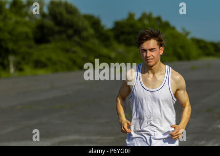 Junge männliche kaukasischen nach Joggen außerhalb an einem warmen Sommertag Stockfoto