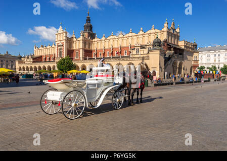 Krakau, Polen - 7. August 2016: Pferdekutsche am Hauptplatz in Krakau in sonniger Tag. Polen. Europa. Stockfoto