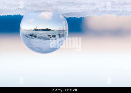 Frachtschiff Schuß durch glas kugel auf Winter Stockfoto