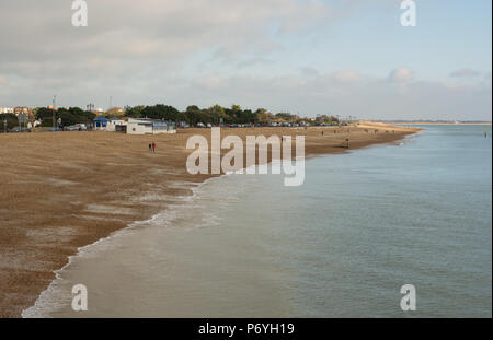 Strand in Southsea in Portsmouth, Hampshire, England. Mit Menschen zu Fuß am Strand. Stockfoto