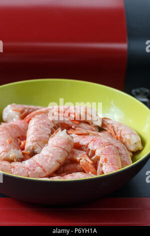 Garnelen. Frische Riesengarnelen mit Gewürzen für Grillen. Selektiver Fokus Stockfoto