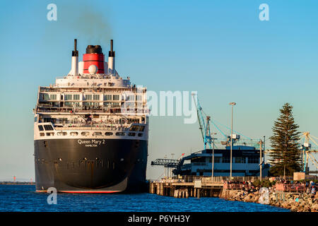 Adelaide, Australien - 16. Februar 2018: Cunard Line RMS Queen Mary 2 mit Menschen an Bord Fertig zum Abflug für eine Kreuzfahrt von äußeren Hafen in Port Stockfoto