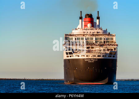 Adelaide, Australien - 16. Februar 2018: Cunard Line RMS Queen Mary 2 mit Menschen an Bord Fertig zum Abflug für eine Kreuzfahrt von äußeren Hafen in Port Stockfoto