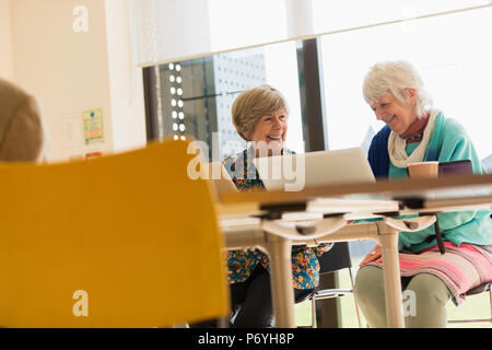 Senior Unternehmerinnen mit Laptops im Konferenzraum treffen Stockfoto