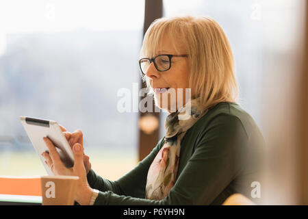 Senior Geschäftsfrau mit digitalen Tablet Stockfoto