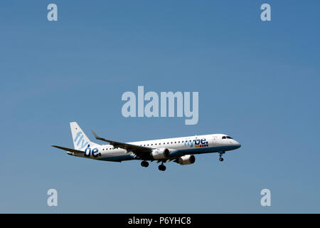 Flybe Embraer ERJ-195 LR Landung am Flughafen Birmingham, UK (G-Fbec) Stockfoto