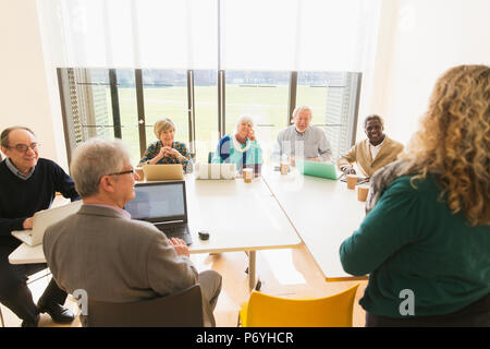 Senior Business Nutzer digitaler Tabletten und Laptops im Konferenzraum treffen Stockfoto