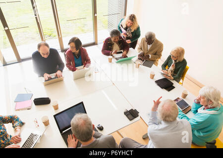 Senior Business Leute mit Laptops und digitale Tabletten im Konferenzraum treffen Stockfoto