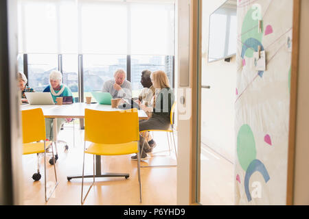 Senior Business Personen im Konferenzraum treffen Stockfoto