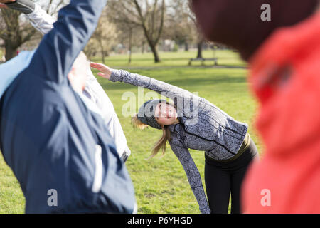 Frau trainieren, Dehnen in Park Stockfoto