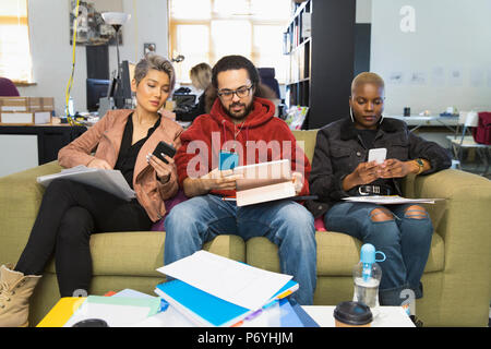 Kreative Geschäftsleute mit Smart Phones, Treffen in zwangloser Büro Stockfoto