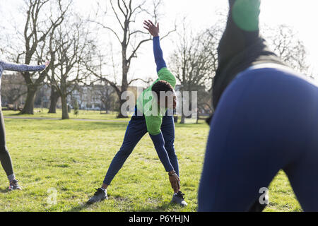 Mann, Stretching, das Trainieren im Park Stockfoto