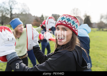 Porträt Lächeln, selbstbewusste Frau Boxen in Park Stockfoto