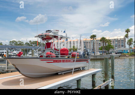 Dunedin Feuerwehr Boot auf einem Boot hoist Stockfoto