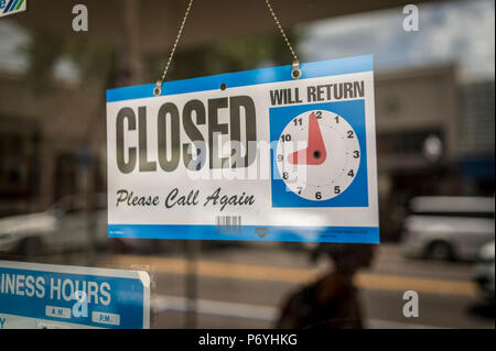 Geschlossen Schild im Schaufenster Stockfoto