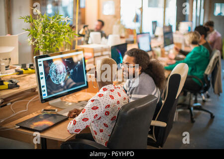 Designer treffen, Arbeiten am Computer in Großraumbüro Stockfoto