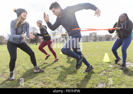 Leute trainieren, team building Übung im sonnigen Park Stockfoto